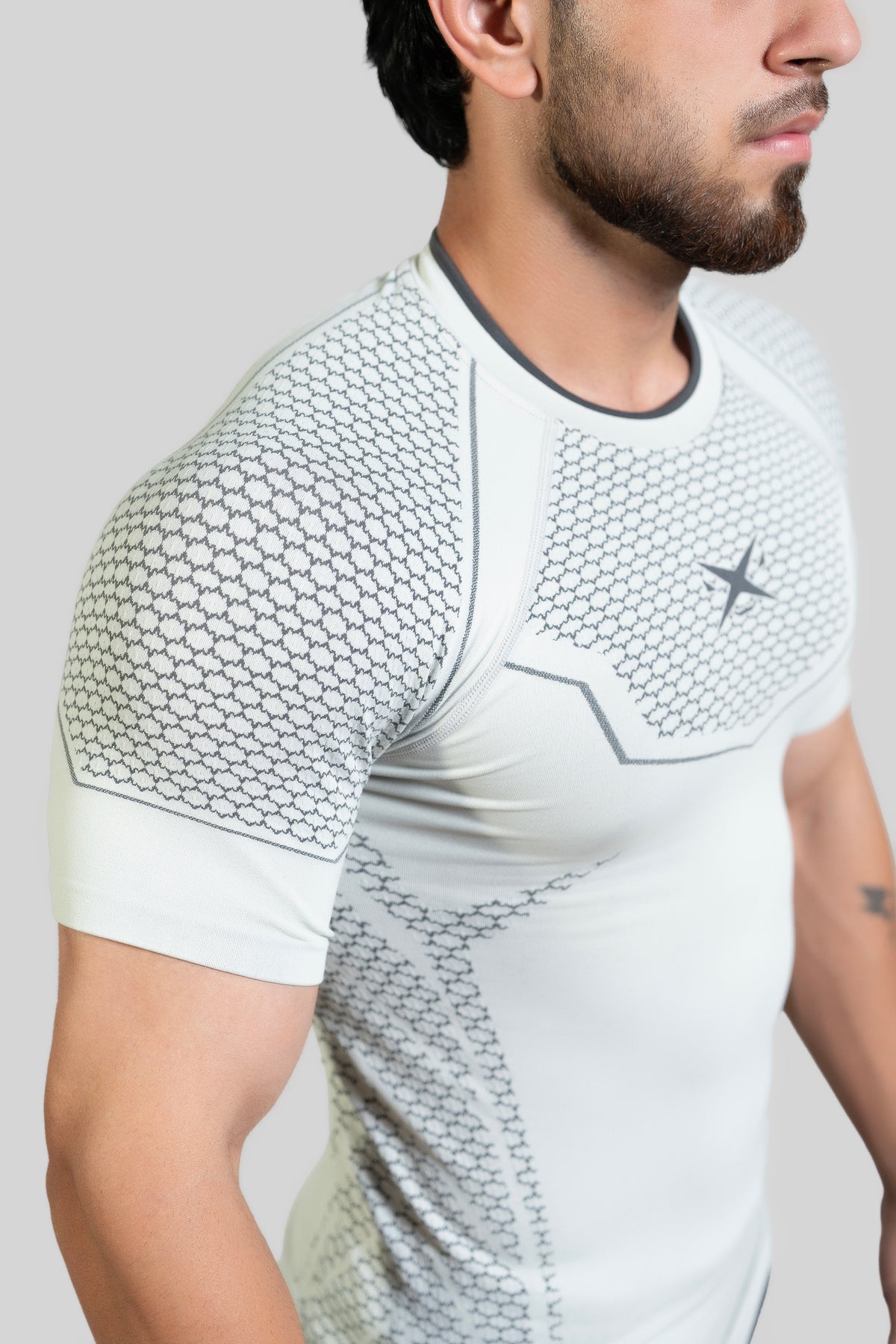 SHAARKX TITAN SEAMLESS T-SHIRT - STONE WHITE